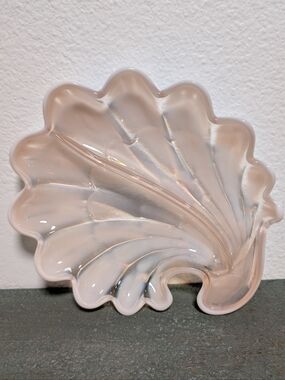Duncan & Miller Pink Opalescent Sanibel  Sea Shell Scalloped Trinket Plate Dish